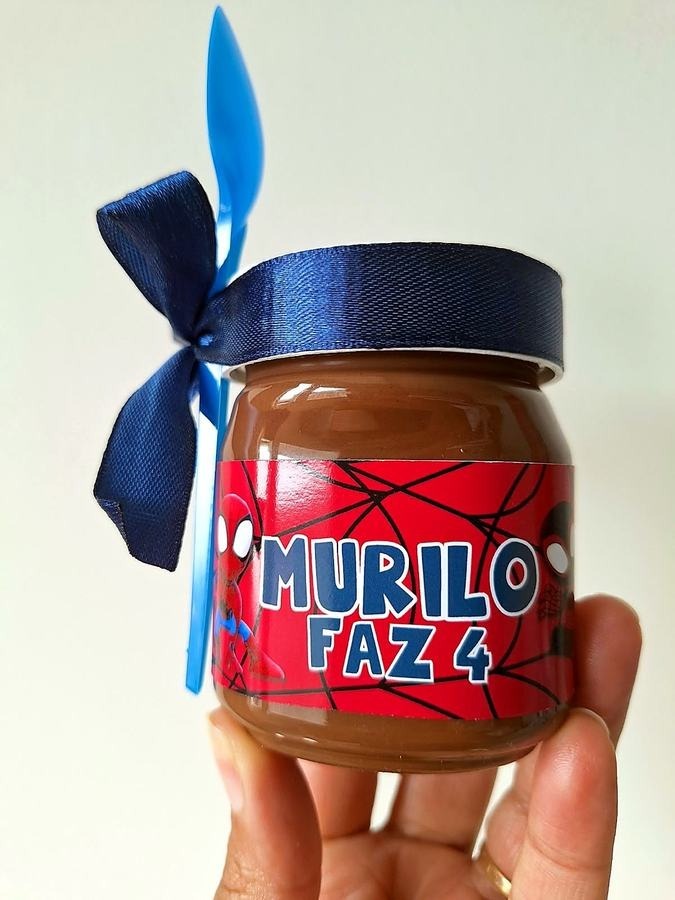 Lembrancinha de pote de chocolate personalizado com tema Homem-Aranha e laço azul, aniversário infantil