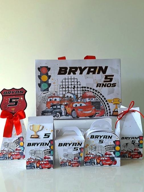 Kit festa personalizado tema Carros com caixinhas, cone, sacola e tag com nome