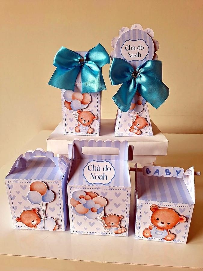 Kit chá de bebê personalizado com ursinho azul, caixinhas e lacinhos